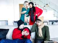 Mona Azar og Bunny Madison arbejder deres stedsønner i stuen