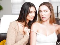 Eliza Ibarra og Blair Hudsons vilde slick og fisse friktion på lædersofaen