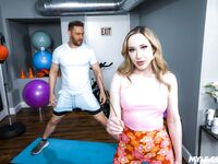 Fleksibel milf Alaina Taylor får ødelæggende fuck på gulvet