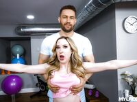 Fleksibel milf Alaina Taylor får ødelæggende fuck på gulvet