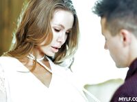 Nicole Aniston bliver varm med sit yndlingsspil, før hun bliver kneppet