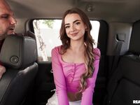 Nikki Nicoles slanke teenager krop ind og ud af bilen får hård sex