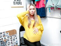 Blonde Stealth Summer Vixen får et blowjob fra en selvsikker betjent