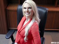 Langhåret milf Sydney Davis knepper den selvsikre instruktør