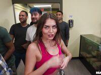 Selina Bentz lille kælling får sit blowjob job brutalt kneppet