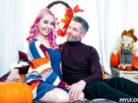 Aaliyah Love 's temmelig milf fisse skælver i en vild seng