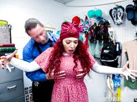 Kiki Daire rød tatoveret porno stjerne straffet for tyveri