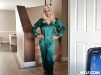 Brittany Andrews har blond bombardement med en hestehale foran slagteriet