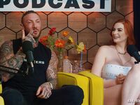 Tatoed piger Abigail Morris og Toochi Kash dele den røde ulv
