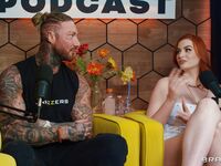 Tatoed piger Abigail Morris og Toochi Kash dele den røde ulv