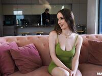Hazel Moores behårede fisse er plantet på en kæmpe sort pik