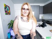 Blonde kælling Gracie Squabs tager ned langt ned tricks
