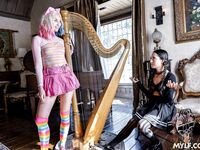 Freya Von Doom og Claire Roos knepper hinanden som verdens undergang