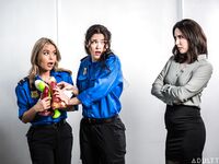Casey Calvert, Victoria Voxxx og Nicole Aria river fisse med store falske pikke