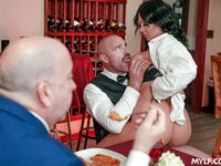 London Rose knepper tjeneren foran sin mand på restauranten