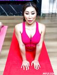 Nicole Doshi, pænt fucked up på yoga måtten