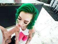 Green- håret Gia Paige med piercing brystvorter i POV i billeder