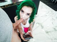 Green- håret Gia Paige med piercing brystvorter i POV i billeder