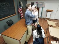 Britt Blair, Penelope Woods og Kallie Taylor ødelægger en heldig fyr i klasseværelset