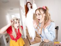 Katy Rose, Ivy Maddox og Ellie Shou er fucking vildt i stuen