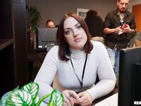 Lucy Lotus behandler en sort fyr med skæg i klasseværelset