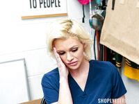 Fristende kleptomaniac MILF Charli Phoenix kneppet af en fræk sikkerhedsvagt