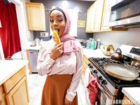 Lily starfire a fekete arab milf szopja és lovagolja a fehér farkat povban