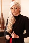 Blonde Holly hjerte sutter den store og bliver kneppet mens hendes hanrej mand ure
