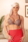Blonde Holly hjerte sutter den store og bliver kneppet mens hendes hanrej mand ure