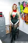 Uartige jul Milfs Sofia locke og Mia James straffet for tyveri