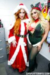 Uartige jul Milfs Sofia locke og Mia James straffet for tyveri