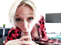 Kort hår moden kvinde smiler med store bryster, mens unge fyr borer barbering fisse - dee willies