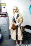 Uartige blonde milf naomi ryder får den hårde tid til at stjæle