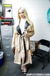 Uartige blonde milf naomi ryder får den hårde tid til at stjæle