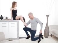 Stasia si lille pige dybt kneppet efter blowjob
