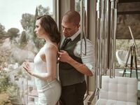 Casey Calvert slikker sin barberede fisse og knepper hårdt med den smukke hingst xander corvus