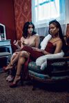 Kira noir og Jane Wilde vilde lesbiske fisse slikker på sofaen