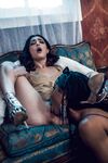 Kira noir og Jane Wilde vilde lesbiske fisse slikker på sofaen