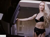 Nicole Aniston smiler mens hendes stramme fisse bliver boret hårdt