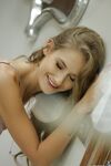 Tiffany Tatum er en tynd blonde porno stjerne fisse kneppet til kuglerne