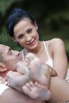Mørkhåret fodboldspiller nicole kærlighed med naturlige bryster kneppet i parken