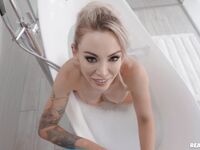 Tattoed blonde milf isabelle deltore sucking jorddis pik med saftige bryster i badeværelset