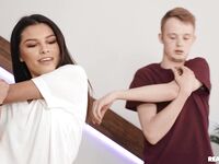 Lille brunt hår reyna de la cruz gulv bliver kneppet hårdt