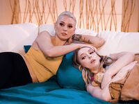 Kenzie taylor og lilje larimar nyde at slikke hinandens barbering fisse