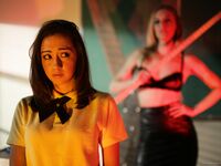 Lily Jordan, Mona Wales - Perverteret lærer