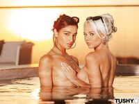 Elsa Jean, Emily Willis - Lesbisk slikning