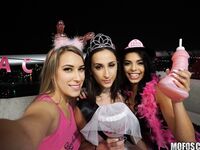 Ashley Adams og Gina Valentina knepper sammen