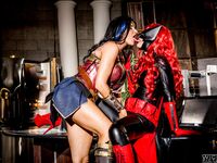 Charlotte Stokely og Romi Rains cosplay lesbiske