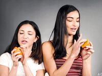 Licking Jane Wilde og Emily Willis