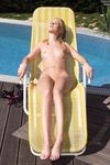 Yasmin Guld onanerer ved poolen
